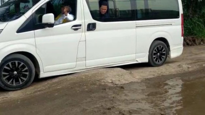 Mobil Menteri Erick Thohir dan Basuki Nyangkut saat Lewati Jalan Rusak di Lampung Tengah