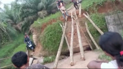 Jembatan Beton Penghubung antar Desa di Musi Banyuasin Ambruk