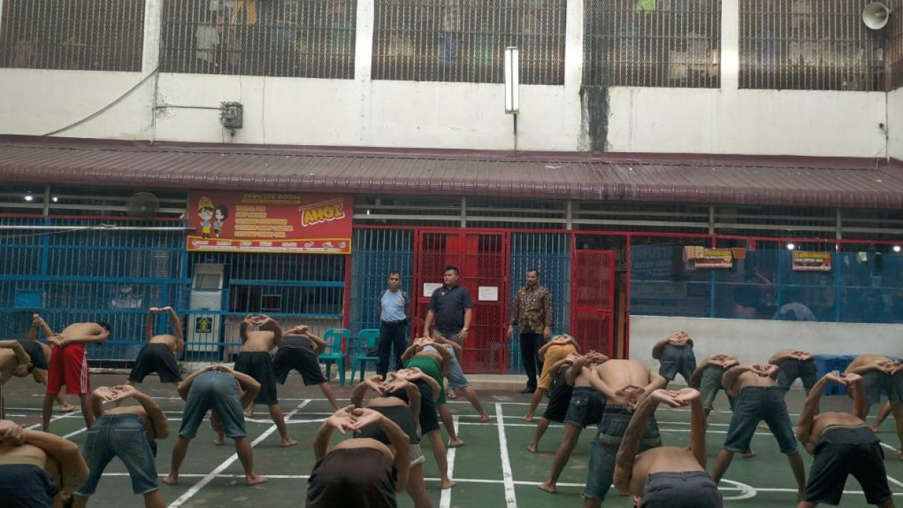 Jaga Tubuh Tetap Sehat, Warga Binaan Rutan Labuhan Deli Olahraga Senam Bersama
            - galeri foto