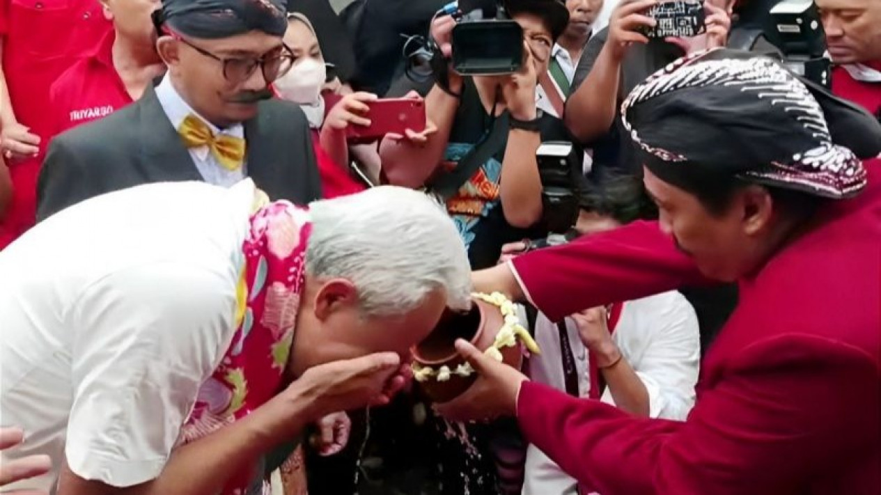 Ganjar Cuci Muka Air Sumur Jobong Peninggalan Majapahit di Surabaya yang Dinilai Bertuah
            - galeri foto