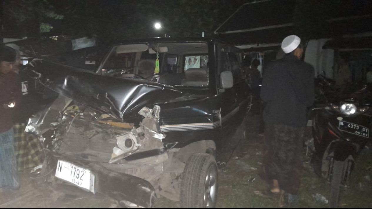Terlibat Kecelakaan Beruntun, Mobil Minibus Pengasuh Ponpes Al-Hadi di Probolinggo Ringsek Ditabrak Dua Truk
            - galeri foto