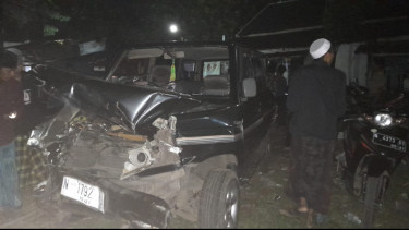 Terlibat Kecelakaan Beruntun, Mobil Minibus Pengasuh Ponpes Al-Hadi di Probolinggo Ringsek Ditabrak Dua Truk