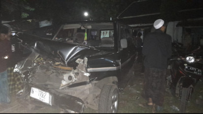Terlibat Kecelakaan Beruntun, Mobil Minibus Pengasuh Ponpes Al-Hadi di Probolinggo Ringsek Ditabrak Dua Truk