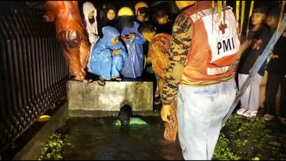 Seorang Bocah Tiga Tahun Dilaporkan Hanyut ke Dalam Parit Saat Mandi Hujan di Padang