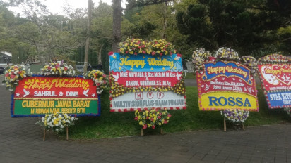 Karangan Bunga Ucapan "Happy Wedding Sahrul & Dine Mutiara" Penuhi Pelataran Gedong Putih 
