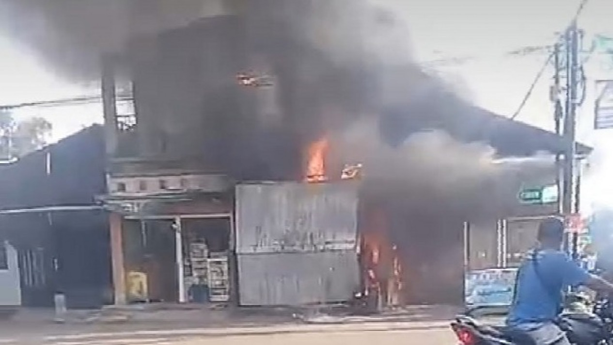 Pom Bensin Mini dan Rumah di Malang Terbakar, Pemilik Alami Luka Bakar
            - galeri foto