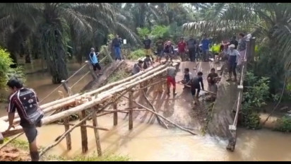 Jembatan Beton Penghubung Desa di Musi Banyuasin Ambruk, Warga Bangun Jembatan Darurat dari Kayu