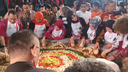 Meriahnya Festival Rujak Uleg di Surabaya, Ribuan Warga Makan Rujak Sambil Joget