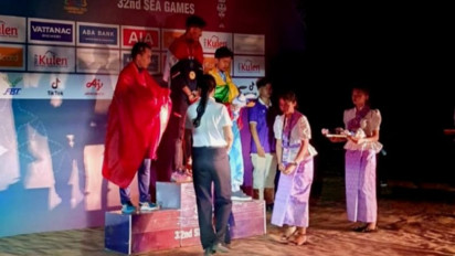 Unik dan Lucu, Upacara Pengalungan Medali di SEA Games 2023 Pakai Lampu Mobil