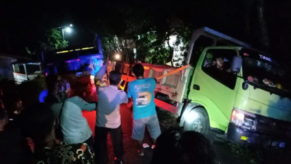 Hindari Tabrakan. Truk Angkut Suku Cadang Pom Mini Terperosok ke Selokan
