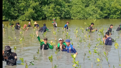 Hari Bumi Sedunia, Polisi di Gresik Tanam 1000 Pohon Mangrove di Kali Mireng