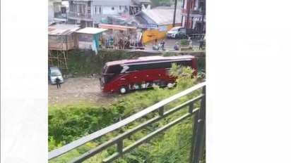 Bus Besar Masuk Jurang di Guci Tegal, Wali Kota Tangsel Jemput Warganya