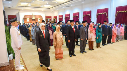 Sematkan 750 Satya Lencana Karya Satya, Gubernur Khofifah Apresiasi Perjuangan Guru Cerdaskan Kehidupan Bangsa