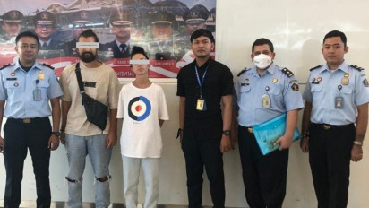 Imigrasi Deportasi Pasangan Bule Rusia yang Menari Tak Senonoh di Pura Besakih