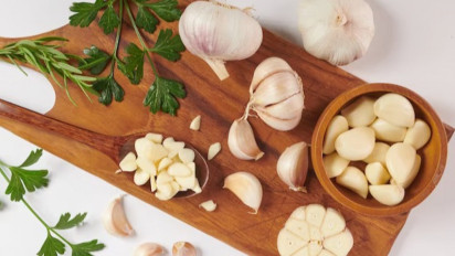 Tak Hanya Turunkan Kolesterol, 5 Manfaat Bawang Putih Ini Sangat Baik Untuk Usia Lanjut