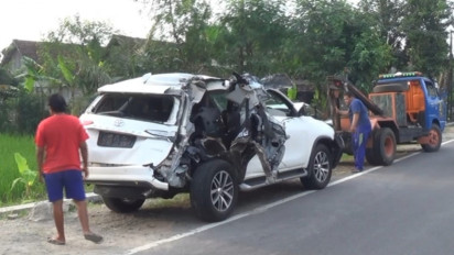 Mobil Kepala Dinas Kesehatan Kabupaten Ngawi Ringsek Usai Ditabrak Dua Truk, Istri dan Dua Anaknya Luka-Luka
