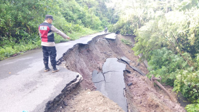 Diguyur Hujan, Jalan Lintas Antar Kabupaten di Kawasan Sungai Mas Amblas