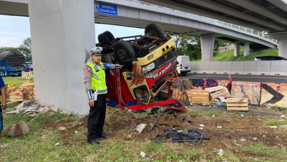 Diduga Sopir Mengantuk, Truk Buah Tabrak Pembatas Jalan di Tol Surabaya Gempol