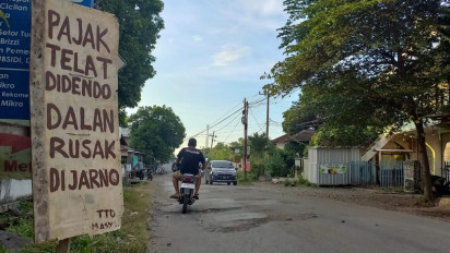 Jalan Utama Rusak Parah, Warga Kotaanyar Probolinggo Tulis Pesan Menohok
