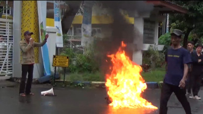 Ganti Rugi Lahan Proyek  Bendungan Belum Terbayarkan, Mahasiswa Bakar Ban di Kantor BBWS Pompengan