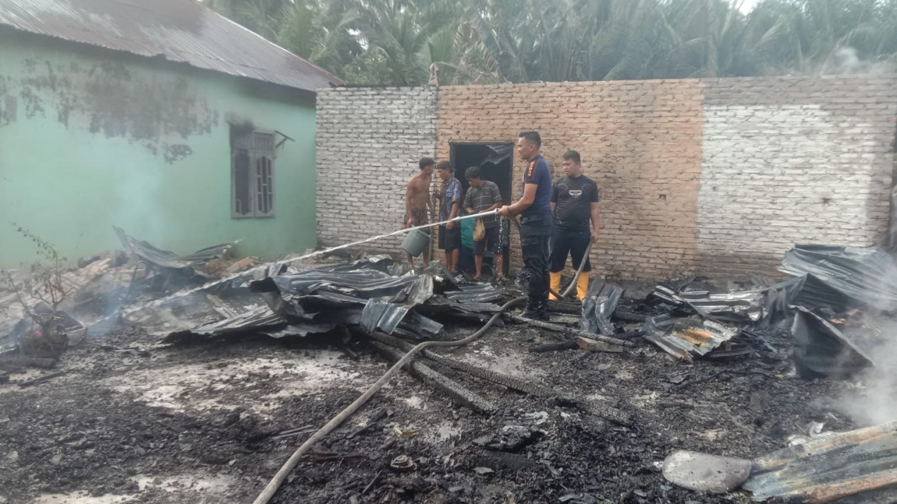 Dua Rumah Semi Permanen di Aek Nabara Ludes Terbakar
            - galeri foto