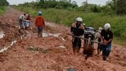 Jalan di Musi Banyuasin Hancur Berlumpur, Warga Terpaksa Mengangkat Kendaraan