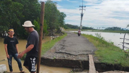 Jembatan Penghubung Desa Bonda Putus Diterjang Banjir, Ratusan Warga Terisolir