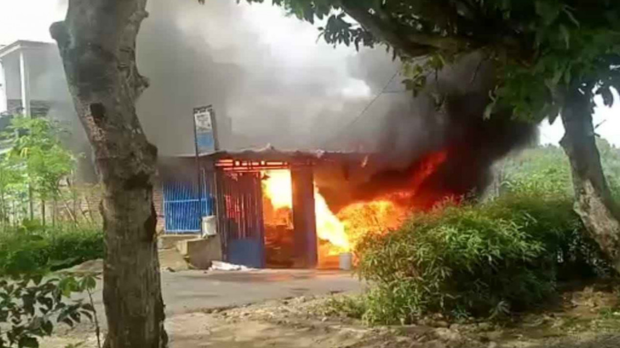 Diduga Korsleting Listrik, Pom Mini dan Toko Klontong di Trenggalek Ludes Terbakar
            - galeri foto