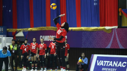Berita Foto: Aksi Atlet Voli Cantik Timnas Indonesia saat Hadapi Thailand di Laga Perdana SEA Games 2023 Kamboja