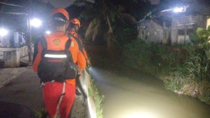 Seorang Anak Terseret Arus Saluran Kali Perumahan Taman Mangu Pondok Aren, Tangsel