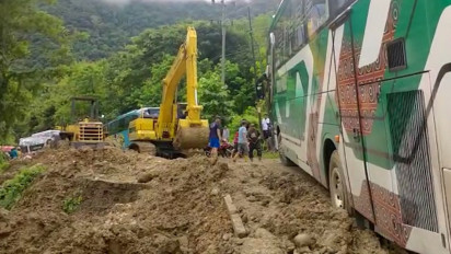 Mobil Bus Terjebak Longsor di Poros Toraja – Enrekang, Picu Kemacetan Hingga 5 Kilo Meter, Seorang Pasien Terpaksa Ditandu Warga