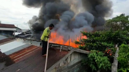 Kebakaran Hebat Hanguskan Belasan Rumah Warga di Samarinda
