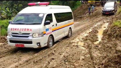 12 Jam Terjebak Longsor, Puluhan Bus Melintas di Jalur Trans Sulawesi Setelah Balai Turunkan Alat Berat