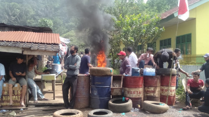 Blokir Jalan dan Bakar Ban, Ratusan Massa di Padang Sidempuan Hadang Eksekusi Rumah Almarhum Amrin Tanjung