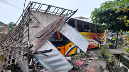 Diduga Mengantuk, Bus Pariwisata Tabrak Rumah dan Warung di Bojonegoro