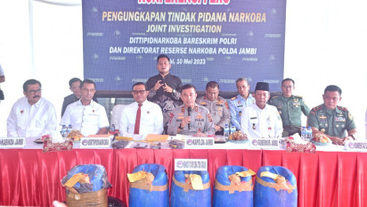 WNA Asal Iran Ceburkan Diri ke Laut Demi Hindari Kejaran Polisi, Ratusan Kilogram Sabu Cair Diamankan