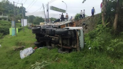 Tidak Kuat Menanjak, Truk Muatan Pasir Masuk Jurang Susuh Batu