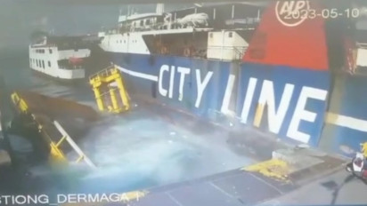 KMP Mutiara 1 Tabrak Dermaga Penyeberangan Bastiong Hingga Ambruk