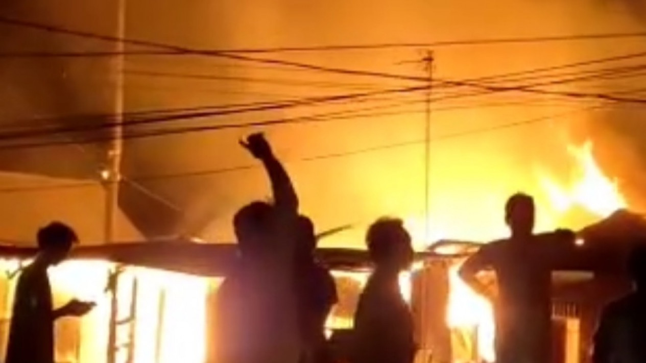 Diduga Korsleting Listrik, 2 Unit Rumah di Maros Ludes Terbakar 
            - galeri foto