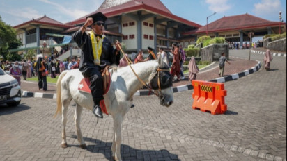 Bukan Rubicon, Mahasiswa UGM ini Berangkat Wisuda Naik Kuda