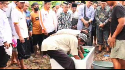 Isak Tangis Keluarga Pecah Usai Jenazah Penembak Kantor MUI Jakarta Tiba di Rumah Duka