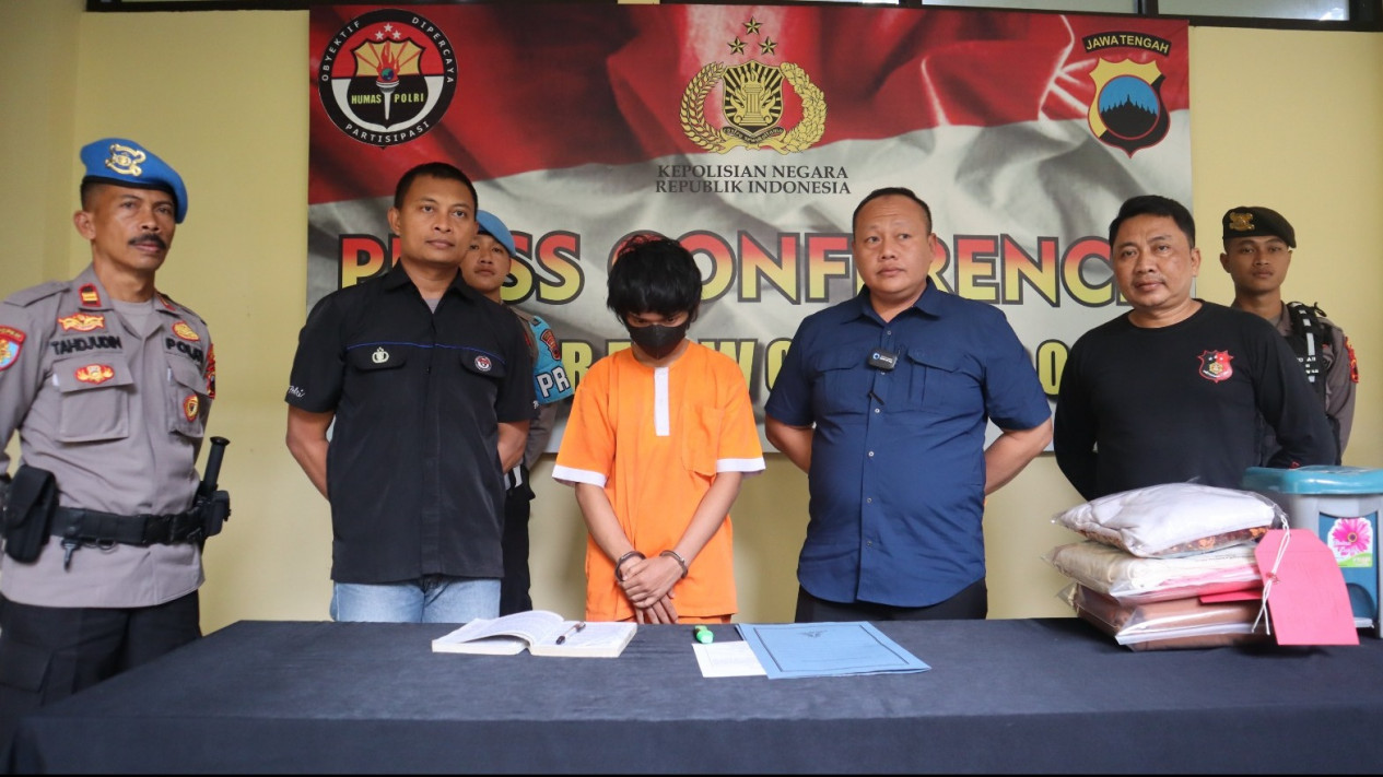 Bawa Kabur Anak SD dengan Iming-Iming Dinikahi, Pemuda Asal Bogor Diamankan Satreskrim Polres Wonosobo
            - galeri foto