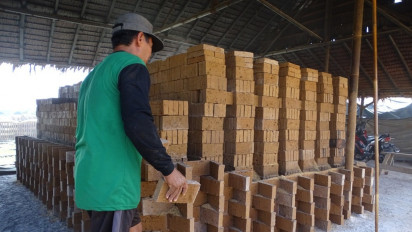 Dampak Cuaca Panas, Produksi Batu Bata di Banjarnegara Meningkat Drastis