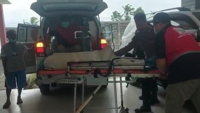 Sadis! Seorang Lansia Terkapar di Jalan dengan Sejumlah Luka Bacokan di Kepala