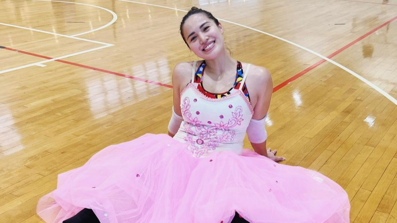 Kompilasi Foto Michele Gumabao, Atlet Voli Cantik Filipina yang Buat Mata Terbelalak
            - galeri foto