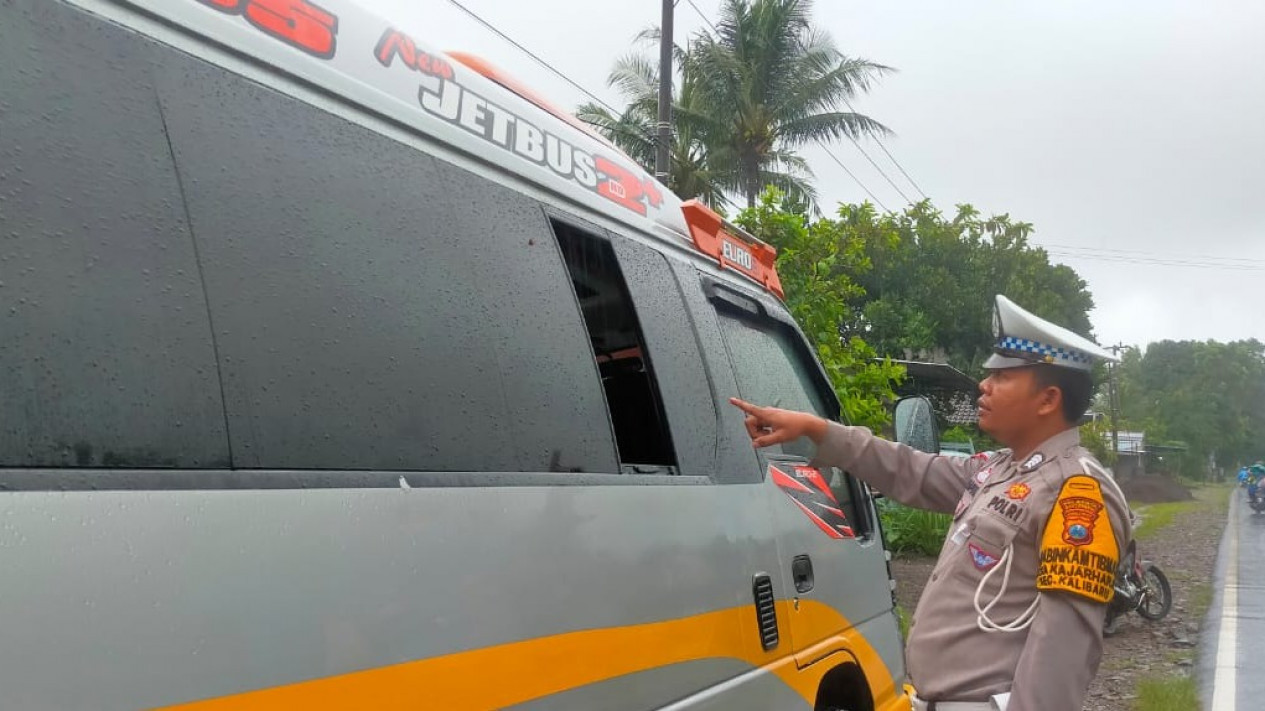 Diduga Stres, Penumpang Travel Lompat dari Mobil yang Melaju Kencang di Banyuwangi
            - galeri foto