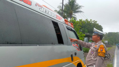 Diduga Stres, Penumpang Travel Lompat dari Mobil yang Melaju Kencang di Banyuwangi