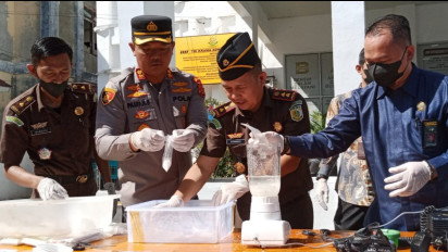 Lanjutan Kasus Sabu 1,2 Ton, Kejari Aceh Barat Musnahkan 1 Kilogram Sabu