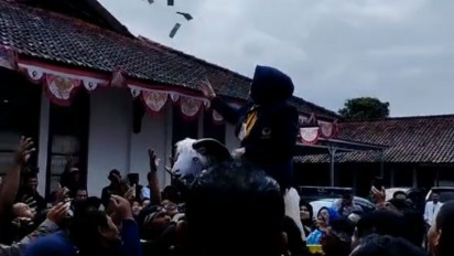 Geger! Ketua DPD Partai NasDem Garut Nyawer Duit di Halaman Kantor KPUD