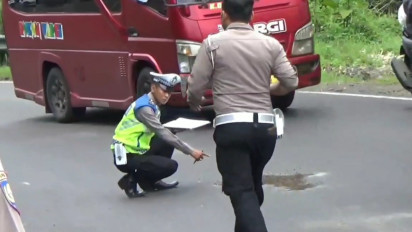 Nahas! Seorang Pemotor Wanita Diduga Jadi Korban Tabrak Lari, Tubuh Korban Tergeletak di Jalan Raya